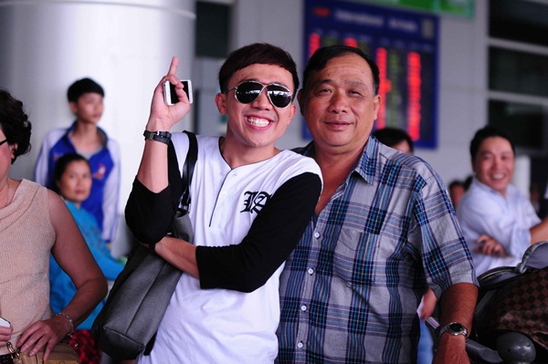 Bố mẹ Trấn Thành ra sân bay đón con trai và Việt Hương trở về từ Mỹ 11