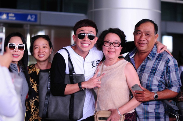 Bố mẹ Trấn Thành ra sân bay đón con trai và Việt Hương trở về từ Mỹ 6