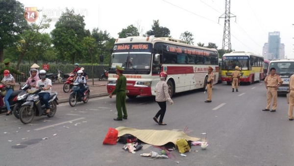 Hà Nội: Va chạm giao thông, một phụ nữ bị xe khách cán chết 1