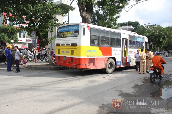 Hà Nội: Nam thanh niên lao đầu vào xe buýt tự tử bất thành 1
