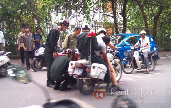 Hà Nội: CSGT đưa người gặp nạn đi cấp cứu 1