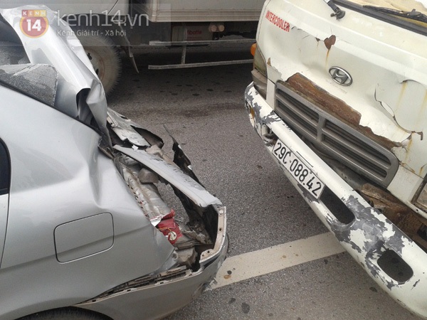 Tai nạn ô tô liên hoàn trên cầu Thanh Trì, giao thông ùn tắc kéo dài 2