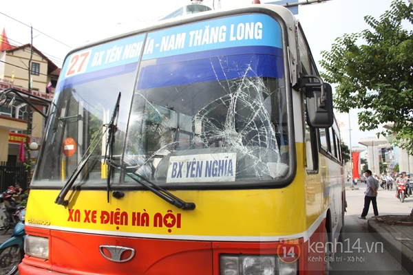 Hà Nội: Nam thanh niên lao đầu vào xe buýt tự tử bất thành 2