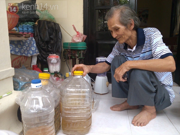 Gặp ông già 80 tuổi có "phép thuật" biến rơm thành giấy 1