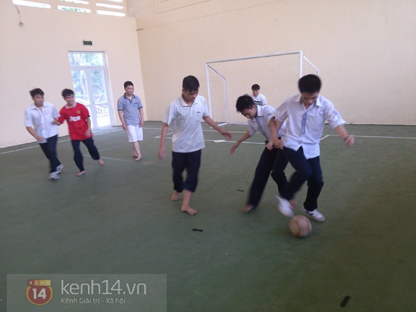 Những cầu thủ học sinh ở Hà Nội đá bóng bằng... tai  1