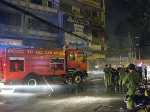 Ch&aacute;y lớn giữa S&agrave;i G&ograve;n, nhiều người được cứu bằng xe thang 1