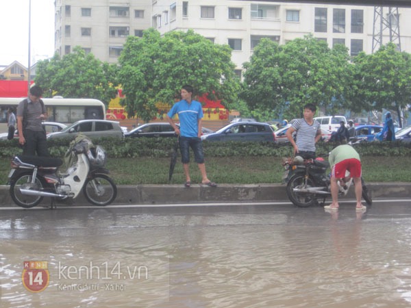 Đường phố Hà Nội thành sông sau bão, dịch vụ khiêng xe qua nước hốt bạc 6