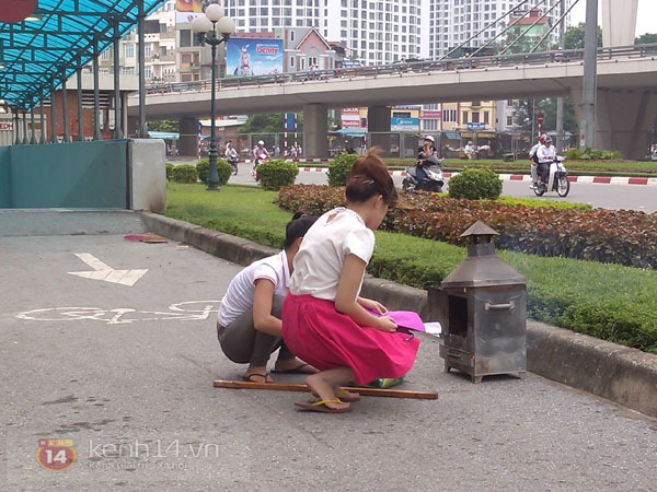 Phố H&agrave; Nội nghi ng&uacute;t kh&oacute;i v&igrave; đốt v&agrave;ng m&atilde; trong ng&agrave;y "X&aacute; tội vong nh&acirc;n" 2