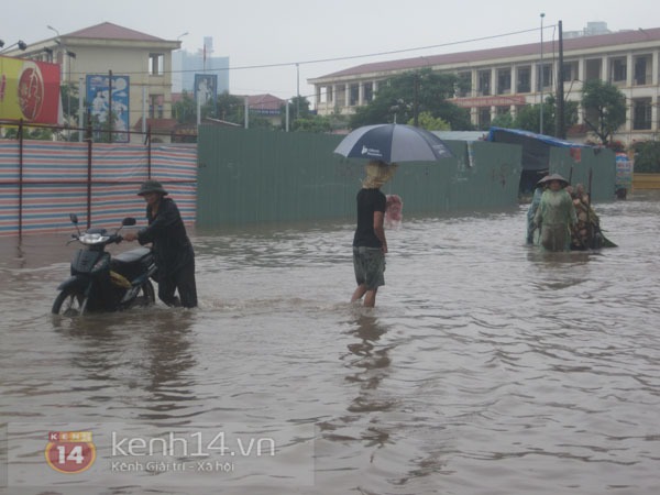 Đường phố Hà Nội thành sông sau bão, dịch vụ khiêng xe qua nước hốt bạc 7