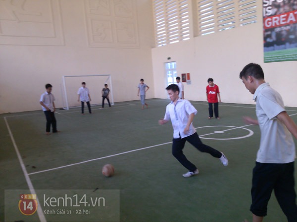 Những cầu thủ học sinh ở Hà Nội đá bóng bằng... tai  10