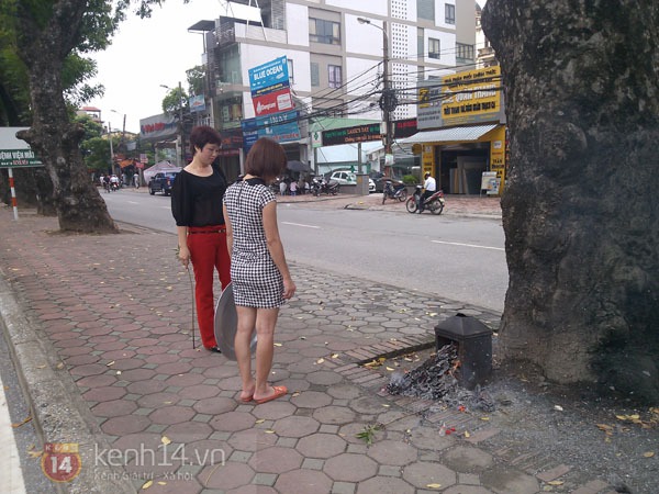 Phố Hà Nội nghi ngút khói vì đốt vàng mã trong ngày "Xá tội vong nhân" 6