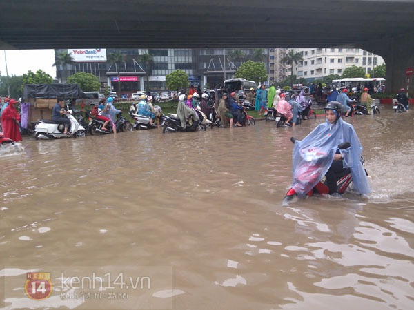 Đường phố Hà Nội thành sông sau bão, dịch vụ khiêng xe qua nước hốt bạc 1