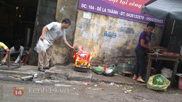 Phố H&agrave; Nội nghi ng&uacute;t kh&oacute;i v&igrave; đốt v&agrave;ng m&atilde; trong ng&agrave;y "X&aacute; tội vong nh&acirc;n" 3