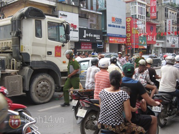 H&agrave; Nội: Xe chở bồn đ&acirc;m n&aacute;t đầu taxi, hai người tho&aacute;t chết 3
