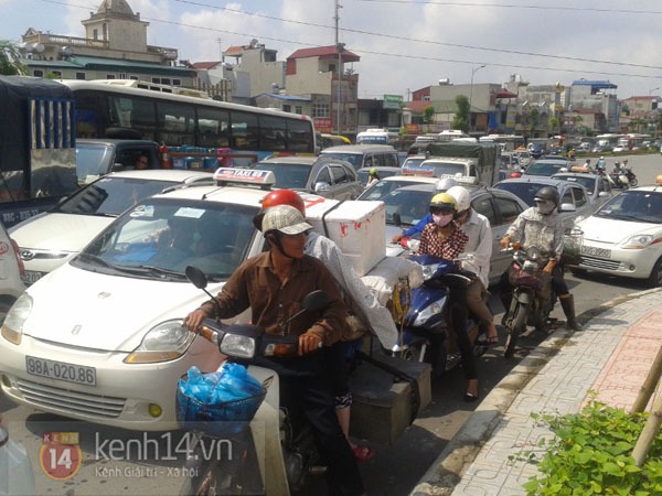 Bị xe thương binh quệt vào, một người phụ nữ ngã tử vong 2