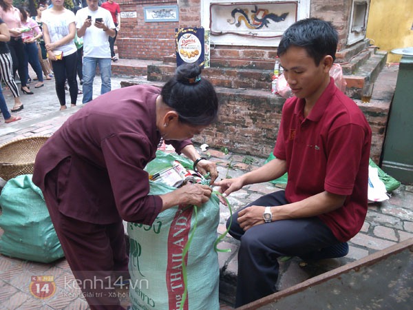 Phố H&agrave; Nội nghi ng&uacute;t kh&oacute;i v&igrave; đốt v&agrave;ng m&atilde; trong ng&agrave;y "X&aacute; tội vong nh&acirc;n" 12
