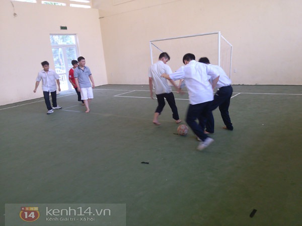 Những cầu thủ học sinh ở Hà Nội đá bóng bằng... tai  7