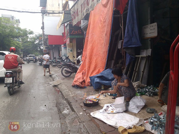 Phố Hà Nội nghi ngút khói vì đốt vàng mã trong ngày "Xá tội vong nhân" 4