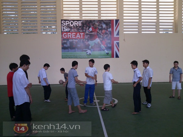 Những cầu thủ học sinh ở Hà Nội đá bóng bằng... tai  12