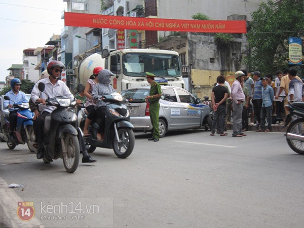 H&agrave; Nội: Xe chở bồn đ&acirc;m n&aacute;t đầu taxi, hai người tho&aacute;t chết 2
