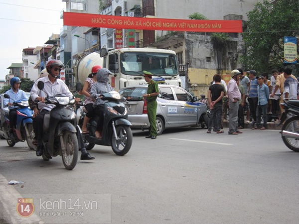 Hà Nội: Xe chở bồn đâm nát đầu taxi, hai người thoát chết 2