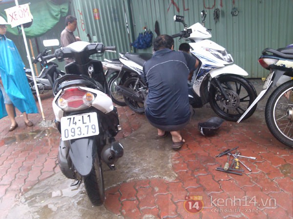 Đường phố H&agrave; Nội th&agrave;nh s&ocirc;ng sau b&atilde;o, dịch vụ khi&ecirc;ng xe qua nước hốt bạc 4