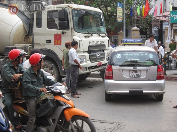 Hà Nội: Xe chở bồn đâm nát đầu taxi, hai người thoát chết 1