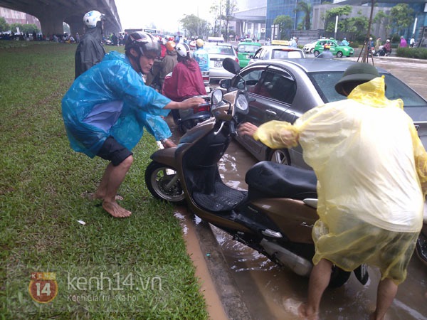 Đường phố Hà Nội thành sông sau bão, dịch vụ khiêng xe qua nước hốt bạc 10