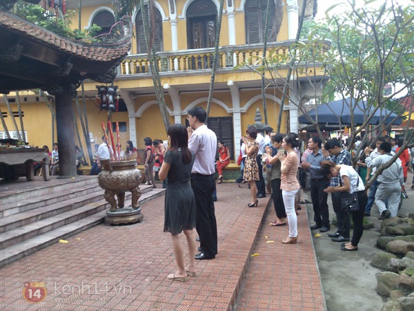 Phố H&agrave; Nội nghi ng&uacute;t kh&oacute;i v&igrave; đốt v&agrave;ng m&atilde; trong ng&agrave;y "X&aacute; tội vong nh&acirc;n" 14