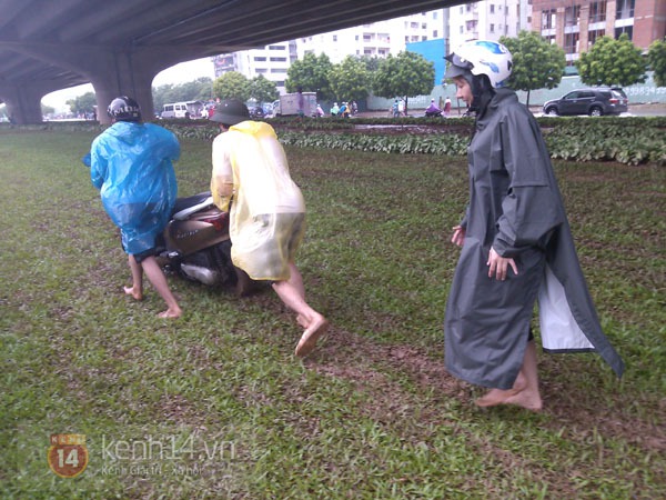 Đường phố Hà Nội thành sông sau bão, dịch vụ khiêng xe qua nước hốt bạc 3