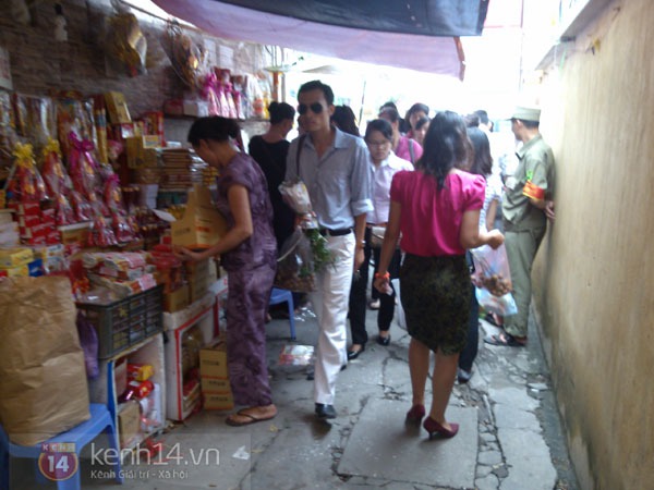 Phố H&agrave; Nội nghi ng&uacute;t kh&oacute;i v&igrave; đốt v&agrave;ng m&atilde; trong ng&agrave;y "X&aacute; tội vong nh&acirc;n" 10