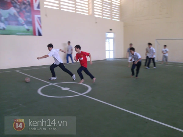 Những cầu thủ học sinh ở Hà Nội đá bóng bằng... tai  5