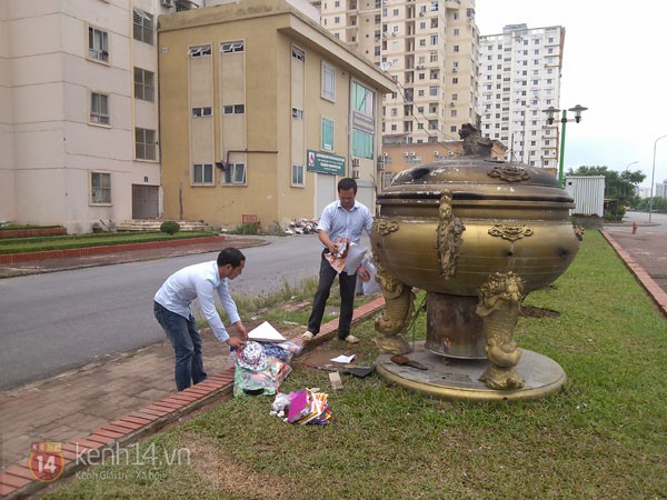 Phố H&agrave; Nội nghi ng&uacute;t kh&oacute;i v&igrave; đốt v&agrave;ng m&atilde; trong ng&agrave;y "X&aacute; tội vong nh&acirc;n" 9
