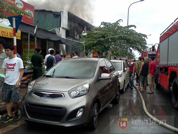 Showroom ô tô ở Hà Nội bốc cháy ngùn ngụt 3