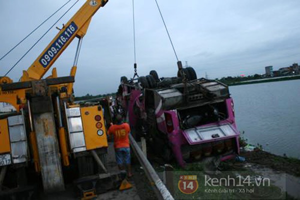 H&agrave; Nội: Xe kh&aacute;ch lao xuống ao, h&agrave;ng chục h&agrave;nh kh&aacute;ch hoảng loạn 1