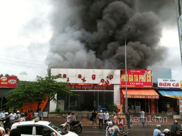 Showroom ô tô ở Hà Nội bốc cháy ngùn ngụt 1