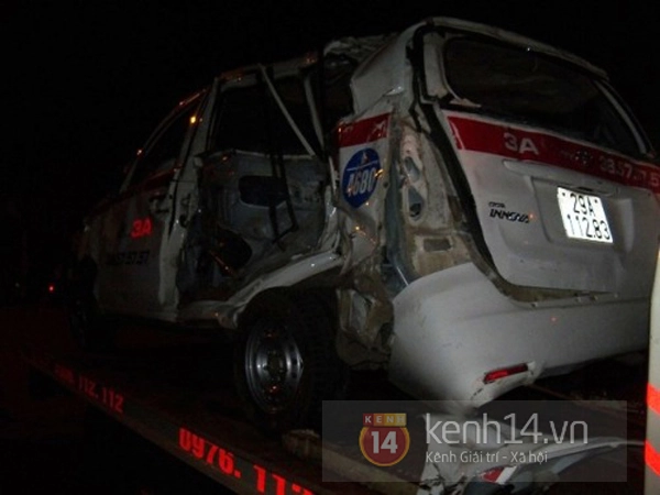 Hà Nội: Taxi bị tàu hỏa tông vào khi vượt, 9 người thương vong 3