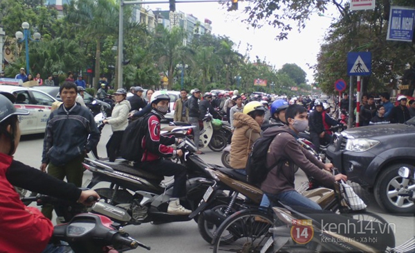 H&agrave; Nội: Thợ lau k&iacute;nh rơi xuống từ tầng 7 3