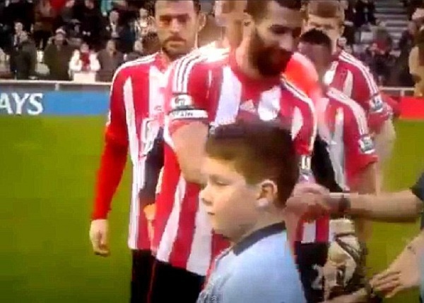 Hài hước: Cậu nhóc "mascot" ngơ ngác của CLB Man City 1