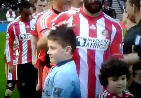 Hài hước: Cậu nhóc "mascot" ngơ ngác của CLB Man City 2