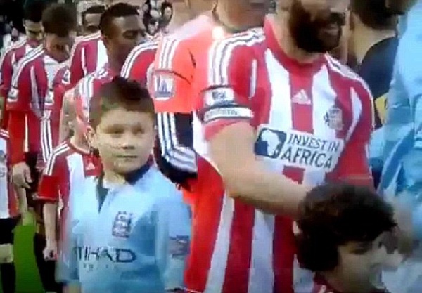 Hài hước: Cậu nhóc "mascot" ngơ ngác của CLB Man City 3