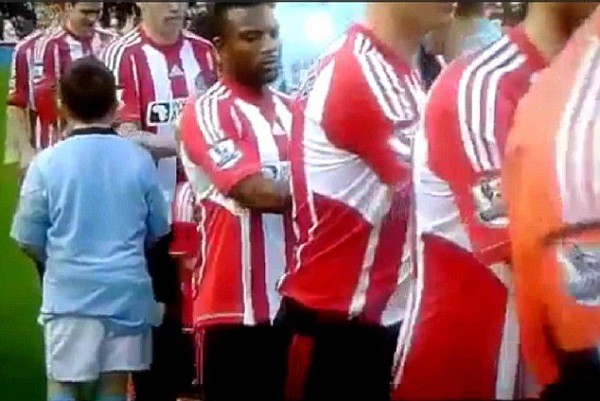 Hài hước: Cậu nhóc "mascot" ngơ ngác của CLB Man City 4