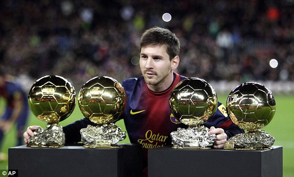 Messi mang "bóng vàng" ra khoe tại Nou Camp  1
