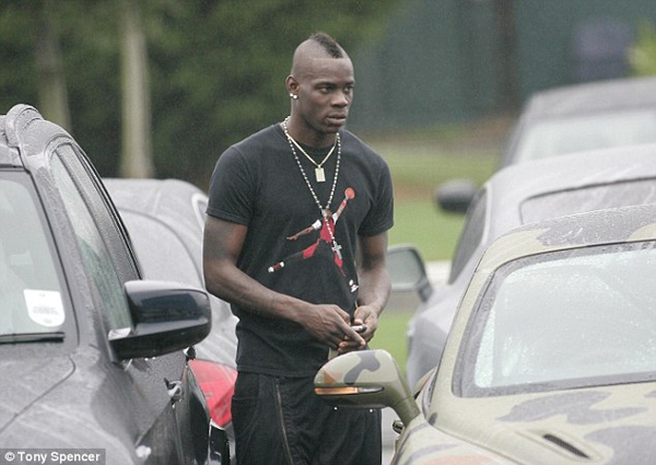 "Bad boy" Balotelli lại gây scandal 12