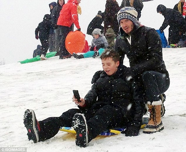 Beckham dắt các con đi “nghịch” tuyết 2