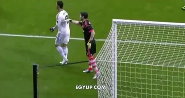 Casillas "chê" băng đội trưởng của Ronaldo 2