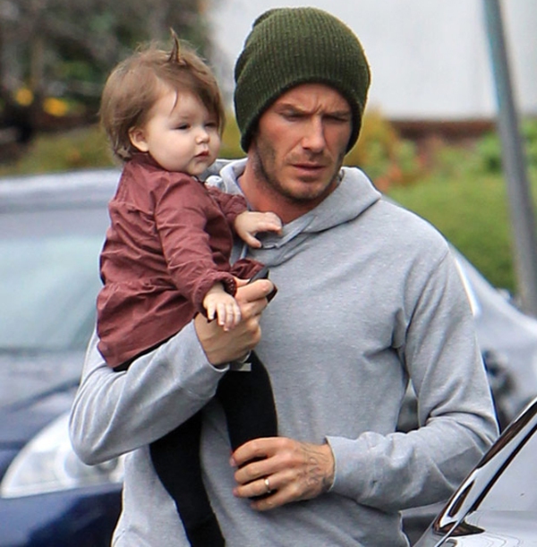Cô bé 2 tuổi nổi tiếng vì... giống con gái Beckham 2