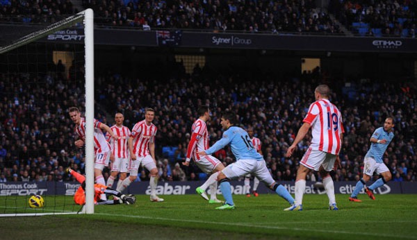 Man City - Stoke: Ki&ecirc;n tr&igrave; b&aacute;m đuổi 1