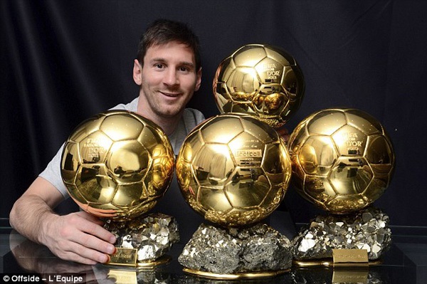 Messi tự hào "khoe" bóng vàng và giày hiệu 1