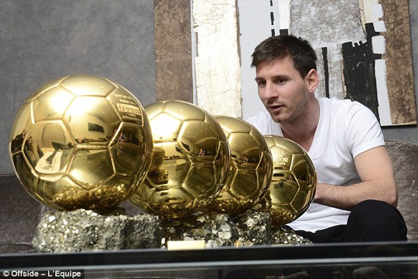 Messi tự hào "khoe" bóng vàng và giày hiệu 3